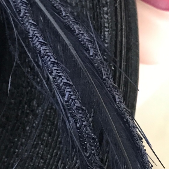 INVENTIVE 1930s' BLACK STRAW TILT HAT WITH CRAFTED LONG FEATHER & BOW - Picture 10 of 12